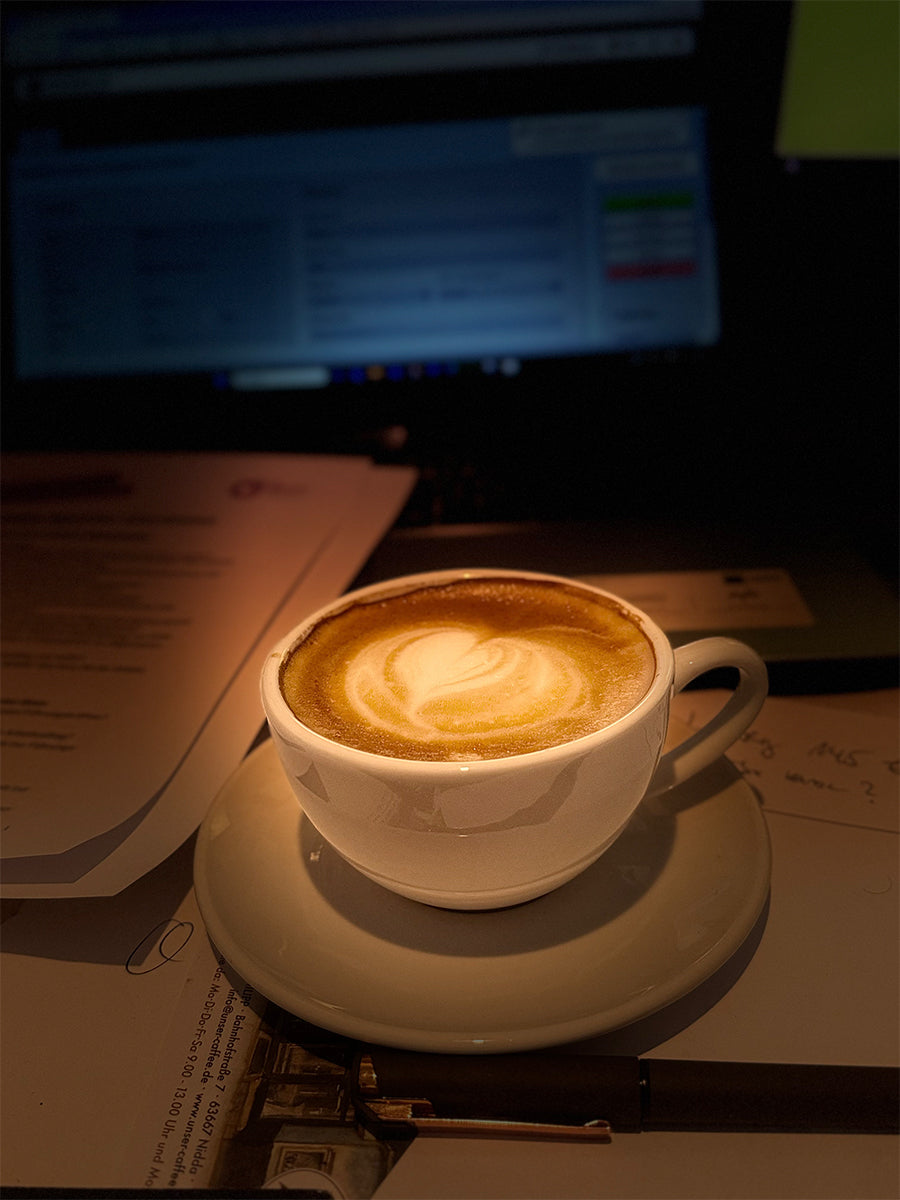 image Cappuccino am Schreibtsch in der Nacht 