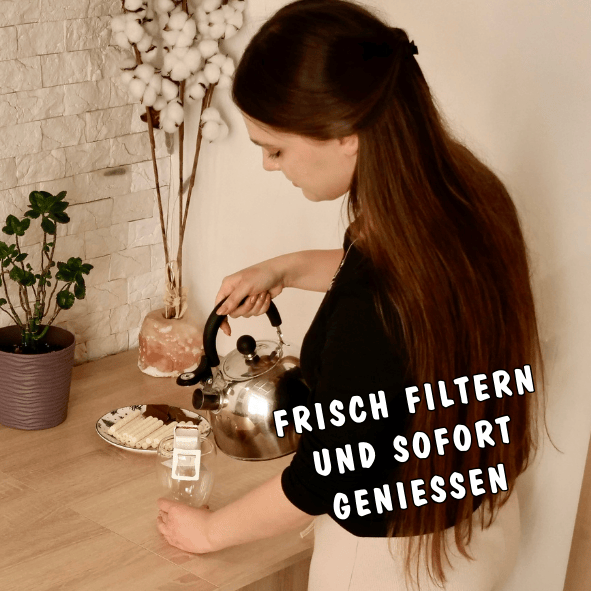 image Coffeebag mit heißem Wasser aufgießen – einfache Zubereitung von frisch gebrühtem Kaffee