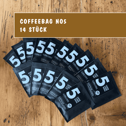 Kaffee No5 Coffeebags aus der 14er Box einzeln auf einem Holztisch