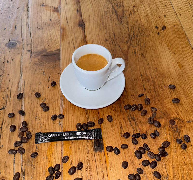 Tasse Espresso_in der Kaffeeroesterei auf Holztisch