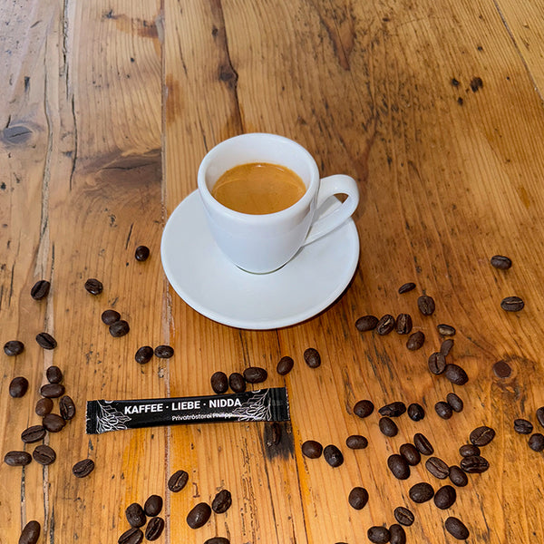 Espresso_in der Kaffeeroesterei auf Holztisch