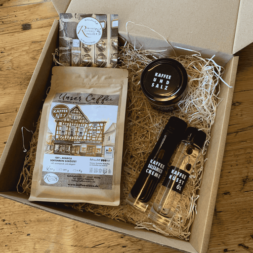 Geschenkset Herzhaft genießen der Privatrösterei Philipp mit Kaffee und herzhaften Spezialitäten in offener Geschenkbox