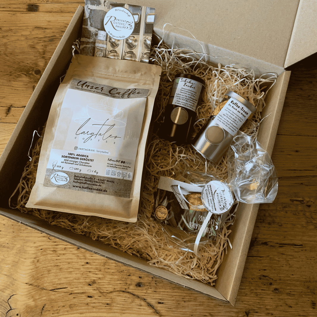 image Kaffee-Geschenkset Larytales der Privatrösterei Philipp mit ausgewähltem Kaffee, Gewürzen und Schokolade in offener Geschenkbox