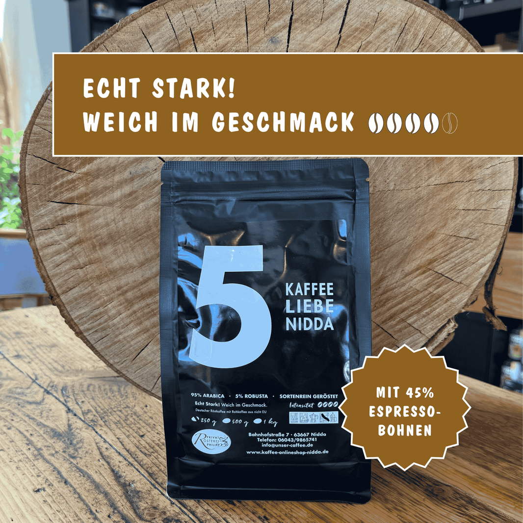 Kaffee No5 „Kaffee Liebe Nidda“ – unsere Hommage an unsere Heimatstadt.
95 % Arabica, 5 % Robusta für perfekte Balance zwischen Kaffee und Espresso.