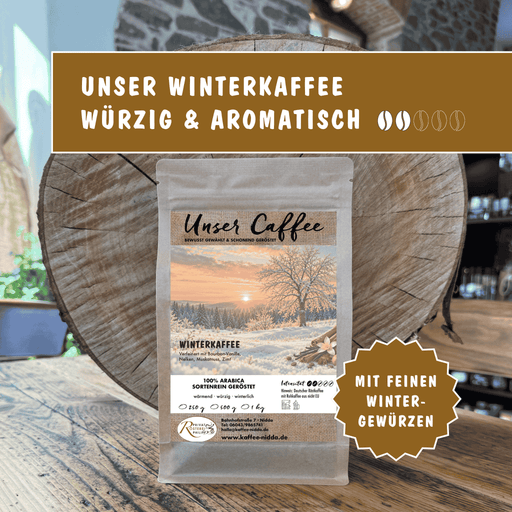 Winterkaffee mit feinen Gewürzen auf Holztisch in der Rösterei in Nidda