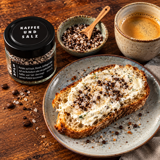 Butterbrot mit Kaffee und Salz auf rustikalem Holztisch