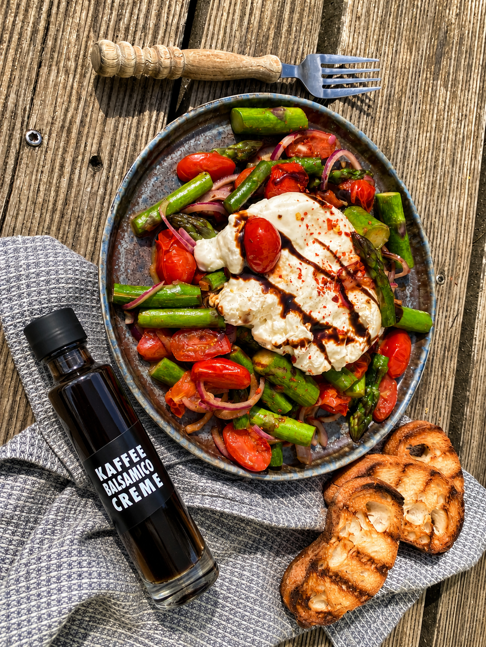 Kaffee Balsamico Creme zu Burrata mit grünem Spargel und Tomaten, Feinkost aus der Privatrösterei Philipp Nidda