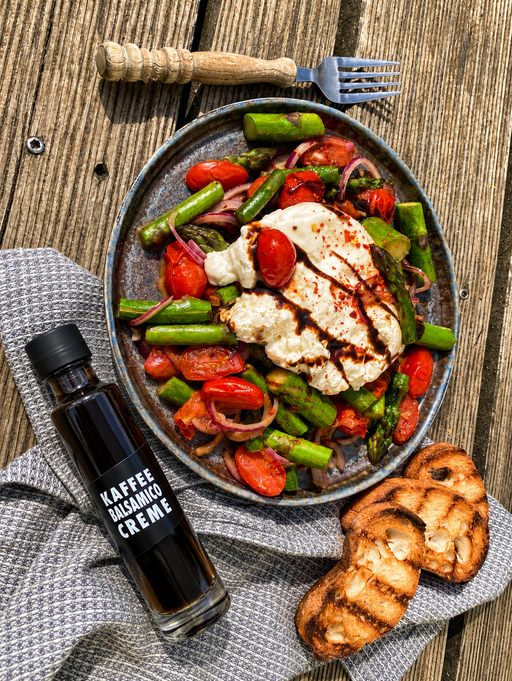 Kaffee Balsamico Creme zu Burrata mit grünem Spargel und Tomaten, Feinkost aus der Privatrösterei Philipp Nidda