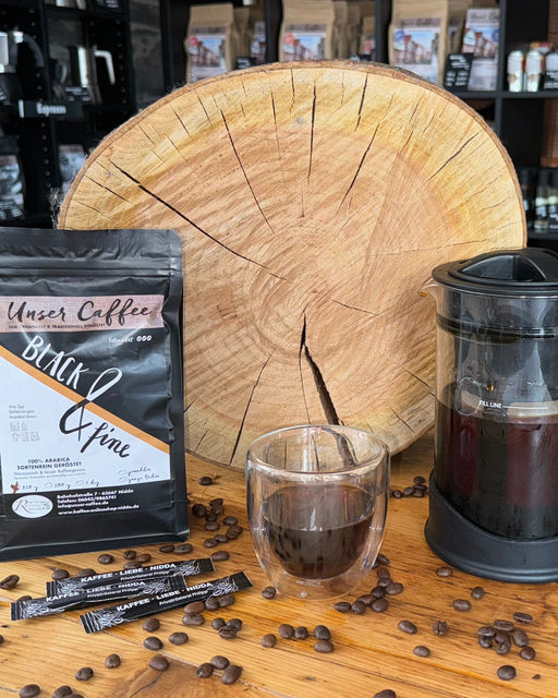 Cold brew Maker mit Glas und Kaffee aus Black and fine auf Holztisch in Rösterei in Nidda