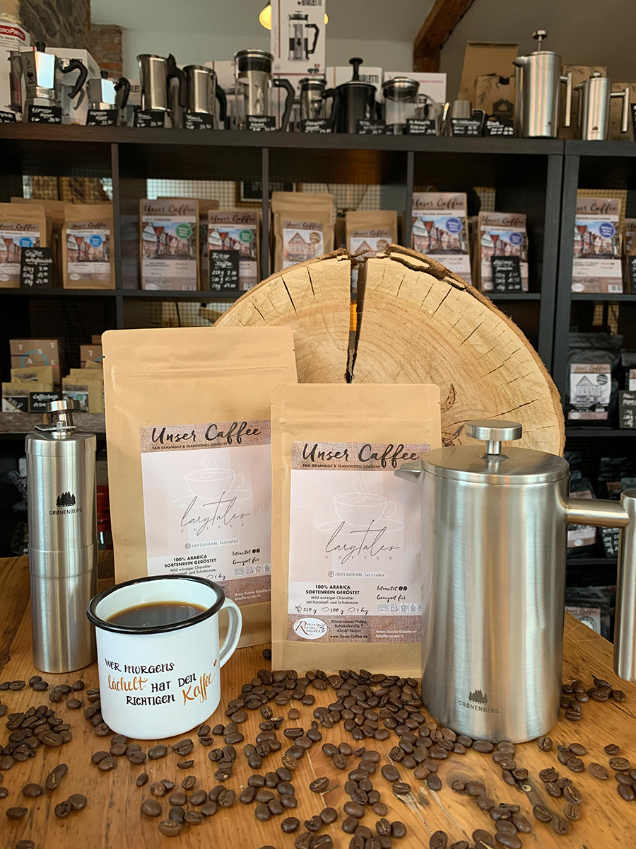 image Lartytales Kaffee mit French Press und Mühle von Groenenberg auf Holztisch in Rösterei in Nidda